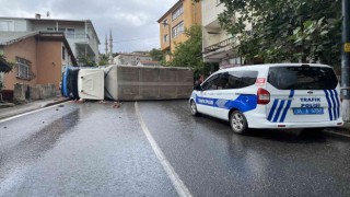Üsküdarda doğalgaz kutusuna çarpan kamyonet yan yattı