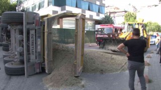 Üsküdarda hafriyat yüklü tır devrildi: 3 araç hasar gördü