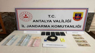 Uyuşturucu satıcıları jandarmadan kaçamadı