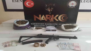 Uyuşturucu şüphelisinin evinden otomatik tüfek çıktı