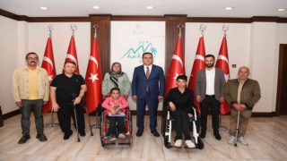 Vali Akbıyık ten engellilere tekerlekli sandalye desteği