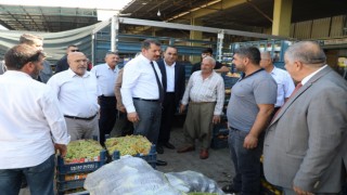 Vali Ayhan hal pazarı esnafıyla bir araya geldi