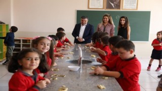Vali Cevdet Atay, ana okulu öğrencilerinin dersine girdi