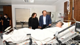 Vali Pehlivan yaralı polisi hastanede ziyaret etti