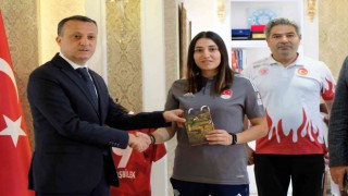 Vali Taşbilek, İslami Dayanışma Oyunlarında altın madalya kazanan Azizoğlunu makamında kabul etti
