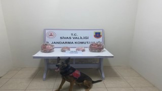 Valizinden 2 kilo 300 gram kubar esrar çıktı