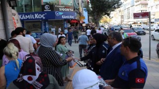 Van Büyükşehir zabıtası esnaf ve vatandaşlara karanfil dağıttı