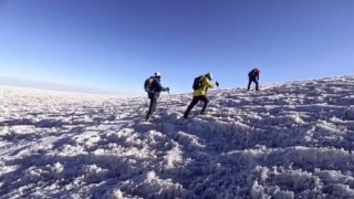 Vanlı dağcılar 1 ay içerisinde üçüncü kez Ağrı Dağına tırmandı