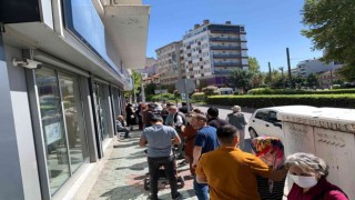 Vatandaşlar sosyal konut başvurusu için banka önlerinde heyecanla beklemeye başladı