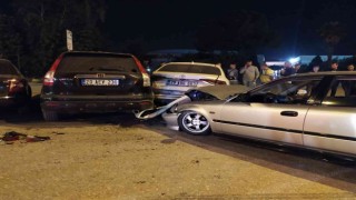 Virajı alamayan otomobil park halindeki araçların arasına daldı