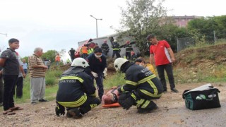 Yağış kazayı beraberinde getirdi, TEMde tır ağaçlık alana girdi: 1 yaralı