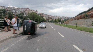 Yan yatan otomobilden burunları bile kanamadan çıktılar