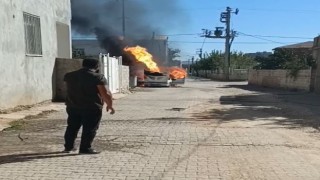 Yanan LPGli otomobil mahallede paniğe neden oldu