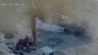 Yangın tüpü bomba gibi patladı, o anlar güvenlik kamerasına yansıdı
