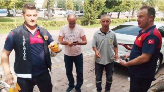 Yavru kedi uzun uğraşlar sonucu araç altından çıkarıldı