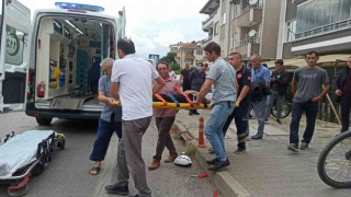 Yaya geçidinden geçen motosiklete hafif ticari araç çarptı: 1 yaralı