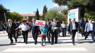 Yayalara öncelik duruşu, hayata saygı duruşu sloganıyla yaya geçitleri boyandı