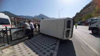 Yayaya çarpmamak için manevra yapan minibüs yan yattı