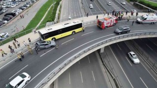 Yenikapıda bir İETT otobüsü kaza yaptı. Yaralılar olduğu öğrenilirken, olay yerine çok sayıda itfaiye ve ambulans sevk edildi.