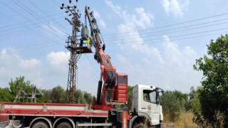 Yıldırım düşen trafo kısa sürede yenilendi