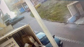 Yokuşta kayan kamyon dehşet saçtı