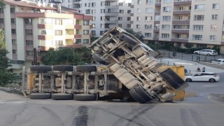 Yokuşu çıkmaya çalışan hafriyat kamyonu devrildi, faciadan dönüldü