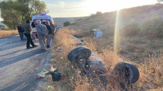 Yol kenarına uçan aracın tekerlekleri koptu: 2 yaralı