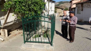 Yol kenarında kaldı, görenler durup dua ediyor