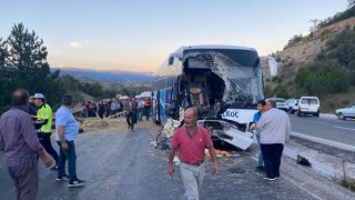 Yolcu otobüsü ile traktör çarpıştı: 1 ölü, 10 yaralı