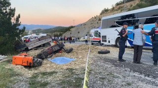 Yolcu otobüsü ile traktörün çarpıştığı kazada ölü sayısı 2ye yükseldi
