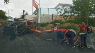 Yolda çalışma yaptığı esnada devrilen kepçenin operatörü yaralandı
