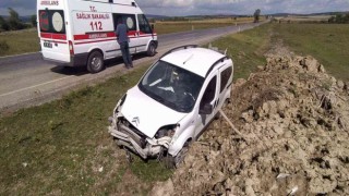 Yoldan çıkan araç toprak yığınına çarptı: 3 yaralı