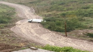 Yolu olmayan ‘Sofia Evlerinde çöp kamyonu çamura saplandı