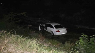 Yolu şaşıran alkollü sürücü dereye uçtu