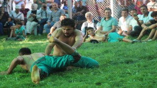 Yörüklerin çimde nefes kesen güreşi