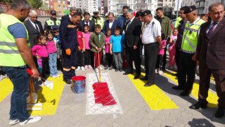 Yozgatta öğrenciler “Hayata saygı duruşu” sloganıyla yaya geçitlerini kırmızıya boyadı