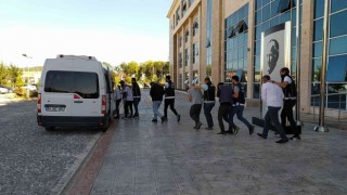 Yüklü miktarda uyuşturucu ile yakalanan 8 uyuşturucu tacirinden 3ü tutuklandı