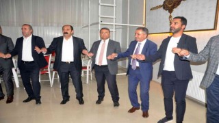 Yüksekova kültürüne ayak uyduran Kaymakam Çimşit düğünde halay çekti