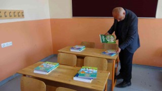 Yüksekovada ders ve kaynak kitaplar okullara dağıtılıyor