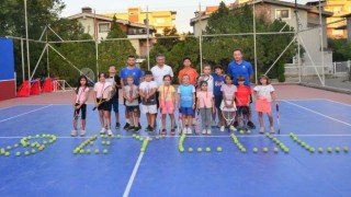 Yunusemre yaz tenis kursu rekor katılımla sona erdi