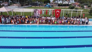 Yüzme öğrenen çocuklar, havuzları doldurdu