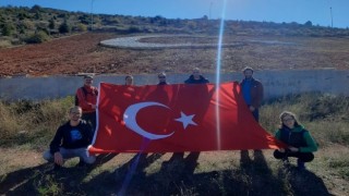 10 kilometre yürüyerek dağ yamacında yer alan büyük Türk bayrağına ulaştılar