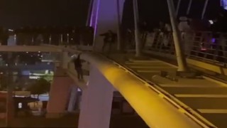17 yaşındaki genç kız köprüden atladı, aşağıda bekleyen polisler tuttu