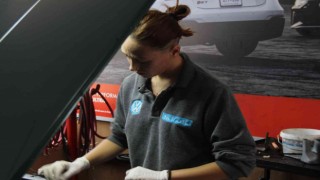 19 yaşındaki oto tamir ustası kadını görenler şaşkınlığını gizleyemiyor