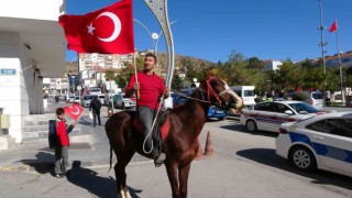 29 Ekim Cumhuriyet Bayramı kutlamalarına at sırtında katıldı