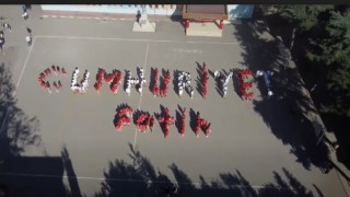 300 öğrenci ile Cumhuriyet yazdılar, havadan görüntülediler