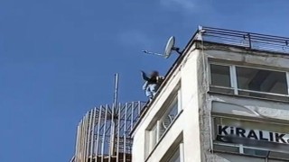 7 katlı iş hanının çatısından atlarken son anda kurtarıldı