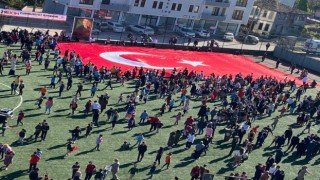 700 öğrencinin katılımıyla yapılan ‘bayrak şovu büyük beğeni topladı