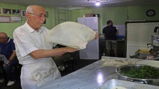 78 yaşındaki börek ustası yaptığı işle gençlere taş çıkartıyor