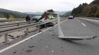 80 kilometre hızla çarptığı bariyerleri parçaladı: 4 yaralı